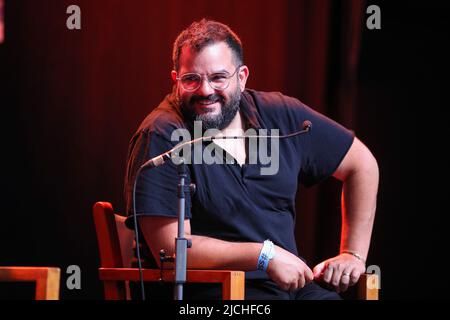 Assaf Swissa sprach am 10. Juni 2022 auf der Podiumsdiskussionin Zadar, Kroatien, bei der "Athleten besitzen ihre Marken: Der Edelman Way". Das Sunset Sport Media Festival, das vom 9. Bis 11. Juni 2022 in Zadar stattfand, brachte einige der großen Sportstars der Welt zusammen. An dem Festival nahm Peter Schmeichel Teil, der mit Manchester United gleich drei Titel gewann. Auch die ehemaligen amerikanischen Fußballspieler Julian Edelman und Ray Lewis hielten einen Vortrag. Aus medialer Sicht haben Sasa Savic, CEO von MediaCom, und Debola Adebanjo, eine BBC-Journalistin, deren Geschichten über Sportler internationale Sportpreise gewonnen haben Stockfoto