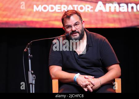 Assaf Swissa sprach am 10. Juni 2022 auf der Podiumsdiskussionin Zadar, Kroatien, bei der "Athleten besitzen ihre Marken: Der Edelman Way". Das Sunset Sport Media Festival, das vom 9. Bis 11. Juni 2022 in Zadar stattfand, brachte einige der großen Sportstars der Welt zusammen. An dem Festival nahm Peter Schmeichel Teil, der mit Manchester United gleich drei Titel gewann. Auch die ehemaligen amerikanischen Fußballspieler Julian Edelman und Ray Lewis hielten einen Vortrag. Aus medialer Sicht haben Sasa Savic, CEO von MediaCom, und Debola Adebanjo, eine BBC-Journalistin, deren Geschichten über Sportler internationale Sportpreise gewonnen haben Stockfoto