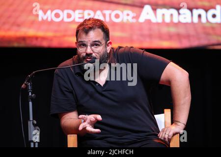 Assaf Swissa sprach am 10. Juni 2022 auf der Podiumsdiskussionin Zadar, Kroatien, bei der "Athleten besitzen ihre Marken: Der Edelman Way". Das Sunset Sport Media Festival, das vom 9. Bis 11. Juni 2022 in Zadar stattfand, brachte einige der großen Sportstars der Welt zusammen. An dem Festival nahm Peter Schmeichel Teil, der mit Manchester United gleich drei Titel gewann. Auch die ehemaligen amerikanischen Fußballspieler Julian Edelman und Ray Lewis hielten einen Vortrag. Aus medialer Sicht haben Sasa Savic, CEO von MediaCom, und Debola Adebanjo, eine BBC-Journalistin, deren Geschichten über Sportler internationale Sportpreise gewonnen haben Stockfoto