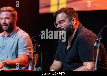 Assaf Swissa sprach am 10. Juni 2022 auf der Podiumsdiskussionin Zadar, Kroatien, bei der "Athleten besitzen ihre Marken: Der Edelman Way". Das Sunset Sport Media Festival, das vom 9. Bis 11. Juni 2022 in Zadar stattfand, brachte einige der großen Sportstars der Welt zusammen. An dem Festival nahm Peter Schmeichel Teil, der mit Manchester United gleich drei Titel gewann. Auch die ehemaligen amerikanischen Fußballspieler Julian Edelman und Ray Lewis hielten einen Vortrag. Aus medialer Sicht haben Sasa Savic, CEO von MediaCom, und Debola Adebanjo, eine BBC-Journalistin, deren Geschichten über Sportler mit einem internationalen Sportpreis ausgezeichnet wurden Stockfoto