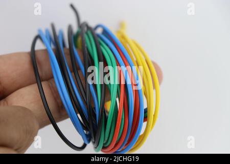In der Hand gehaltene, helle Drähte oder Kabel für verschiedene Arten von elektronischen Projekten Stockfoto