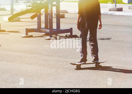 Skateboarding auf der Strecke. Tricks auf einem Skateboard. Gebiet zum Skifahren. Tricktrack. Stockfoto