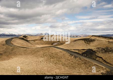 Schlängelnde Fußwege, die durch das Gebiet mit Pseudokratern oder wurzellosen Kegeln führen, im Gebiet Myvatn in Island Stockfoto