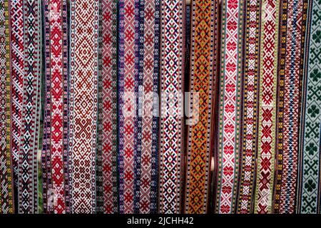 Verschiedene bunte lettische Nationalgürtel werden im Ethnographischen Freilichtmuseum von Lettland, Riga, Lettland, ausgestellt Stockfoto