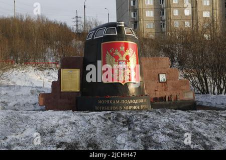 Segel / Flosse des U-Bootes Kursk. Denkmal für Seeleute, die während der Friedenszeiten umkamen, auf der Aussichtsplattform der Heiland-Kirche auf dem Wasser in Murmansk Stockfoto