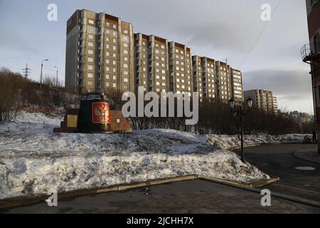 Segel / Flosse des U-Bootes Kursk. Denkmal für Seeleute, die in Friedenszeiten umkamen, vor Wohnungen in Murmansk Stockfoto