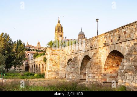 Die römische Brücke von Salamanca auf Spanisch, Puente romano de Salamanca, auch bekannt als Puente Mayor del rio Tormes, ist eine römische Brücke über die Tormes Stockfoto