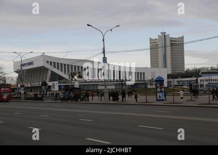 Дворец спорта, Sportpalast in Minsk, Weißrussland; Hotel Weißrussland im Hintergrund Stockfoto