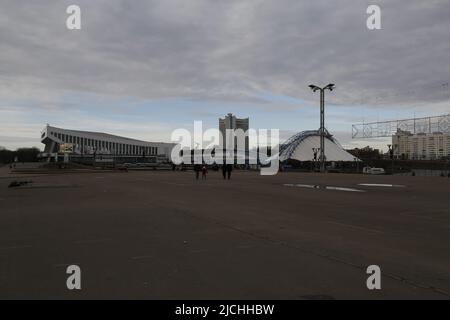 Дворец спорта, Sportpalast in Nemiga, Minsk, Weißrussland; Hotel Weißrussland im Hintergrund Stockfoto