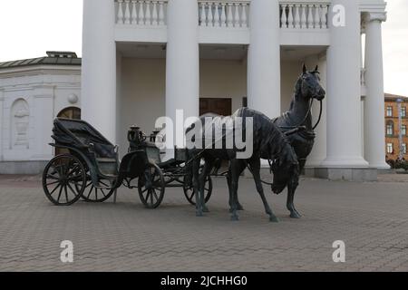 Große Bronzeskulptur der Pferdekutsche mit 2 Pferden (die "Gouverneurskutsche") vor dem alten Rathaus auf dem Freiheitsplatz in Minsk, Weißrussland Stockfoto