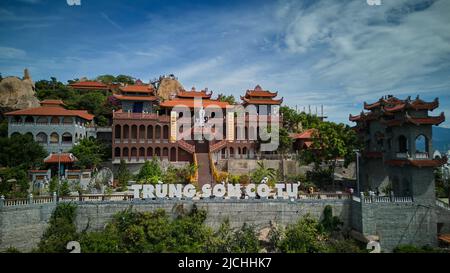 29. Mai 2022: Landschaft des antiken Tempels von Trung Son im Bezirk Ninh Hai, Provinz Ninh Thuan, Vietnam Stockfoto