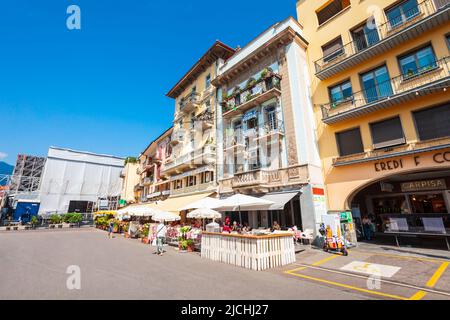 LOCARNO, SCHWEIZ - 10. JULI 2019: Straßencafé und bunte Häuser in Locarno Stadt am Ufer des Lago Maggiore im Kanton Tessin in der Schweiz Stockfoto