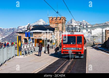 ZERMATT, SCHWEIZ - 16. Juli 2019: Mit dem Zug in der Nähe der Gornergrat Bahn, ein Berg Zahnradbahn in der Nähe von Zermatt im Kanton Wallis von Switze Stockfoto