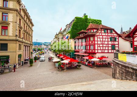 LUZERN, SCHWEIZ - 11. JULI 2019: Platz in der Nähe der Kirche St. Leodegar in Luzern. Luzern oder Luzern ist eine Stadt in der Zentralschweiz. Stockfoto