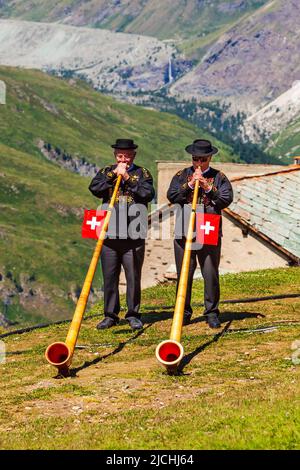 ZERMATT, SCHWEIZ - 16. JULI 2019: Swiss alphorn Gebläse sind für die Wiedergabe von Musik in der Nähe von Das Matterhorn in den Alpen zwischen der Schweiz ein Stockfoto