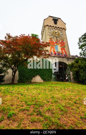 LUZERN, SCHWEIZ - 11. JULI 2019: Zytturm und Stadtmauer in Luzern. Luzern oder Luzern ist eine Stadt in der Zentralschweiz. Stockfoto