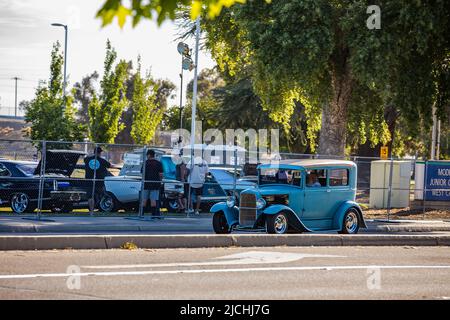 Ein Ford Sedan Hot Rod aus dem Jahr 1932 kommt am 11-12 2022. Juni auf der American Graffiti Charity Car Show auf dem Modesto Junior College Campus an Stockfoto