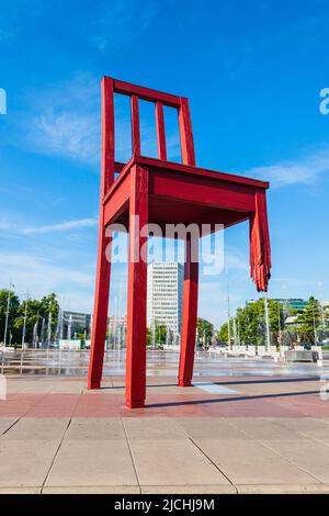 Genf, Schweiz - 20. JULI 2019: kaputter Stuhl oder Sessel Cassee ist eine hölzerne Skulpturen des Schweizer Künstlers Daniel Berset und Louis Geneve in Genf Stockfoto