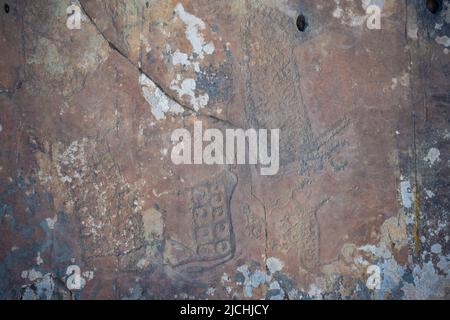 Gezeichnete Figuren auf der Steinmauer. Felsmalerei in Berg der Republik Altai, Russland Stockfoto