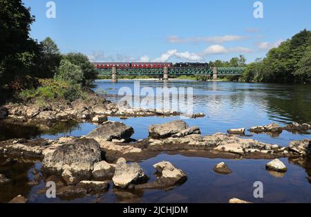 45407 fährt mit der Morgenjakobite am 3,6.22 über die Lochy-Brücke. Stockfoto