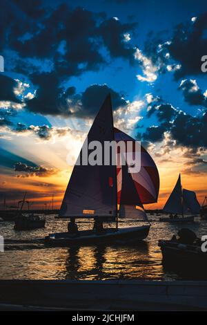 Dramatischer Himmel auf Mersea Island in Essex, Großbritannien. Dieses Bild wurde in West Mersea aufgenommen. Stockfoto