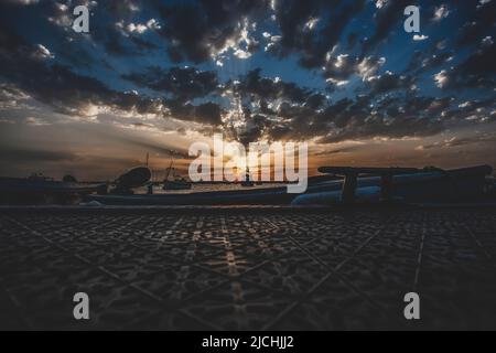 Dramatischer Himmel auf Mersea Island in Essex, Großbritannien. Dieses Bild wurde in West Mersea aufgenommen. Stockfoto