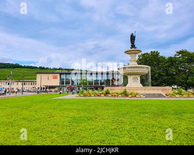 Würzburg, 11. Juli 2021: Kilian Fountain in der Nähe des Würzburger Hauptbahnhofs oder des Hauptbahnhof. Es ist der Hauptbahnhof, der die bedient Stockfoto