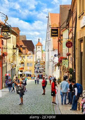 Rothenburg ob der Tauber, Deutschland - 11. Juli 2021: Obere Schmiedgasse in der Altstadt von Rothenburg ob der Tauber. Rothenburg ob der Tauber ist eine Stadt Stockfoto