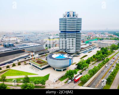 München, Deutschland - 08. Juli 2021: BMW Museum Luftpanorama, es ist ein Automobilmuseum der BMW Geschichte in der Nähe des Olympiaparks in München, G Stockfoto