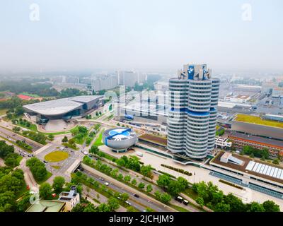 München, Deutschland - 08. Juli 2021: BMW Museum Luftpanorama, es ist ein Automobilmuseum der BMW Geschichte in der Nähe des Olympiaparks in München, G Stockfoto