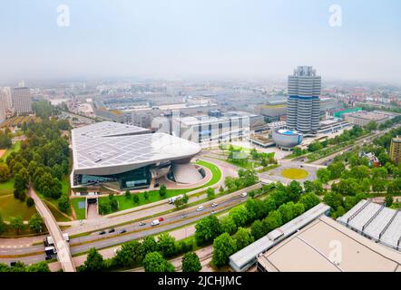 München, Deutschland - 08. Juli 2021: BMW Museum Luftpanorama, es ist ein Automobilmuseum der BMW Geschichte in der Nähe des Olympiaparks in München, G Stockfoto
