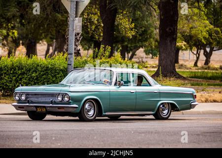 Ein 1962-65 Dodge Custom 880 kommt auf der American Graffiti Charity Car Show auf dem Modesto Junior College Campus am 11-12 2022. Juni an Stockfoto