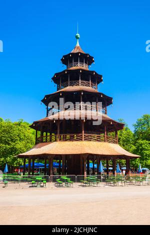 München, Deutschland - 06. Juli 2021: Der Chinesische Turm oder Chinesischer Turm ist ein 25 Meter hoher Holzturm im Englischen Garten, einem Publ Stockfoto