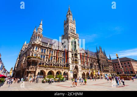 München, Deutschland - 06. Juli 2021: Das Neue Rathaus befindet sich am Marienplatz oder Marienplatz, einem zentralen Platz im Münchner Stadtzentrum Stockfoto