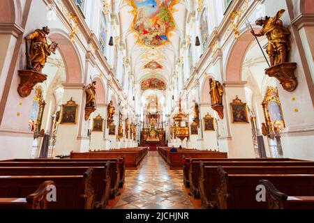 München, Deutschland - 07. Juli 2021: Die St. Peter Kirche ist eine römisch-katholische Pfarrkirche im Zentrum von München in Bayern Stockfoto