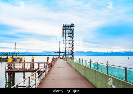 Friedrichshafen, Deutschland - 05. Juli 2021: Der Aussichtsturm oder Moleturm ist ein Aussichtsturm, der den Eingang zum Hafen von Friedrichshafen auf La markiert Stockfoto