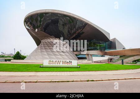München, 08. Juli 2021: Die BMW Welt ist ein kombinierter Ausstellungsraum, Erlebnismuseum und Veranstaltungsort in München Stockfoto