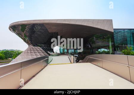 München, 08. Juli 2021: Die BMW Welt ist ein kombinierter Ausstellungsraum, Erlebnismuseum und Veranstaltungsort in München Stockfoto
