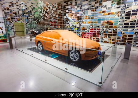 München, Deutschland - 08. Juli 2021: BMW 3er G20 Serie Tonmodell im BMW Museum. Es ist ein Automobilmuseum der BMW-Geschichte, das sich in der Nähe des Olympiaparks i befindet Stockfoto