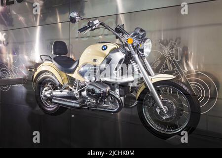 München, 08. Juli 2021: BMW R1200C war ein Cruiser-Motorrad von BMW Motorrad von 1997 bis 2004 im BMW Museum, München, Deutschland Stockfoto