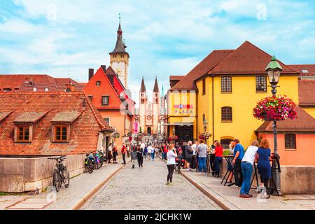 Würzburg, Deutschland - 11. Juli 2021: Altstadt von Würzburg. Würzburg oder Würzburg ist eine Stadt in der Region Franken im Bundesland Bayern. Stockfoto