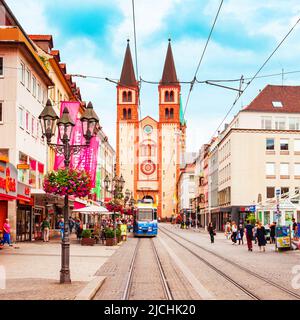 Würzburg, Deutschland - 11. Juli 2021: Straßenbahn in der Nähe des Würzburger Doms in der Würzburger Altstadt in Bayern, Deutschland Stockfoto