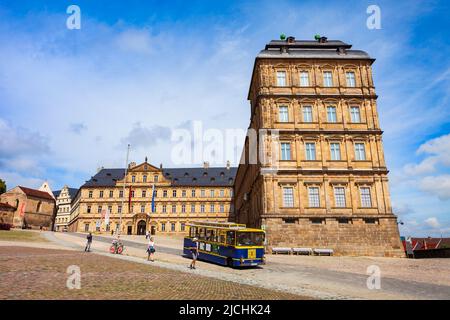 Bamberg, Deutschland - 12. Juli 2021: Neues Wohnhaus am Domplatz in der Bamberger Altstadt. Bamberg ist eine Stadt an der Regnitz im Oberfranken Stockfoto