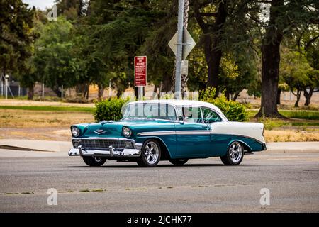 Ein Chevrolet Belair 2-Türer aus dem Jahr 1956 kommt am 11-12 2022. Juni auf der American Graffiti Charity Car Show auf dem Modesto Junior College Campus an Stockfoto