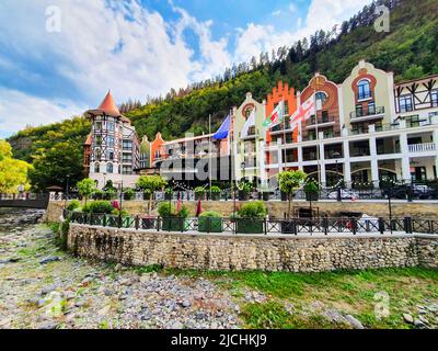 Borjomi, Georgia - 01. September 2021: Crowne Plaza Borjomi Hotel. Borjomi ist ein Ferienort in Samtskhe Javakheti Region in Georgien. Stockfoto