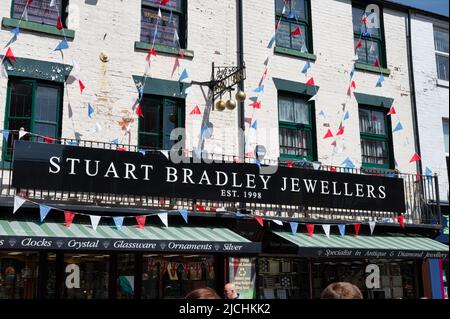 Chesterfield, Großbritannien - 14. Mai 2022: Das Zeichen für Stuart Bradley Jewelers in Chesterfield England. Stockfoto