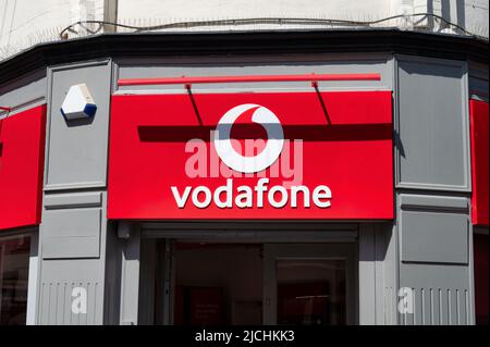 Chesterfield, Großbritannien - 14. Mai 2022: Das Zeichen für Vodafone Store in Chesterfield England. Stockfoto