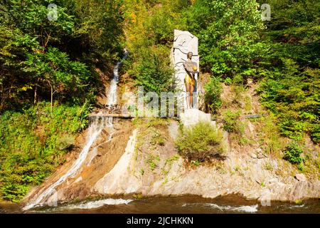 Borjomi, Georgia - 01. September 2021: Prometheus-Denkmal im zentralen Kurpark von Borjomi. Borjomi ist ein Kurort in der Samtskhe Javakheti Region von Georg Stockfoto