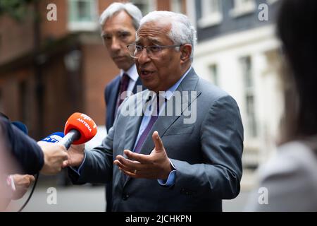 London, Großbritannien. 13.. Juni 2022. Der portugiesische Premierminister Antonio Costa beantwortet Fragen der Presse in der Downing Street, London. Die Regierung wird heute Änderungen der nordirischen Protokollgesetzgebung veröffentlichen. Kredit: SOPA Images Limited/Alamy Live Nachrichten Stockfoto