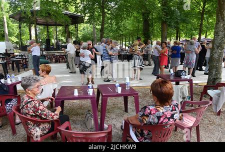 Tanz im Park an einem Sonntagnachmittag in Bourges in Zentralfrankreich. Stockfoto